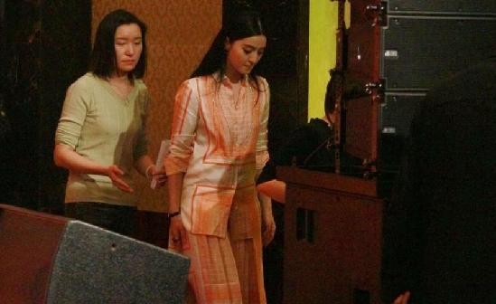 范冰冰現(xiàn)身獲多人護(hù)駕 助理攙扶開(kāi)路照顧周到