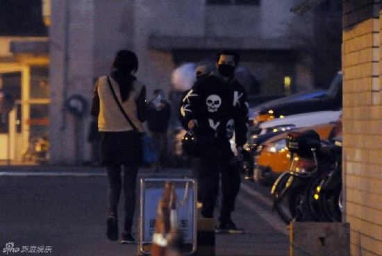 李晨深夜駕重機車帶張馨予兜風 身穿骷髏圖似飛車黨