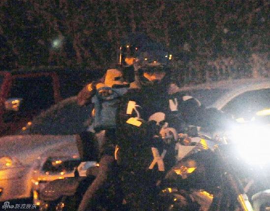 李晨深夜駕重機車帶張馨予兜風 身穿骷髏圖似飛車黨
