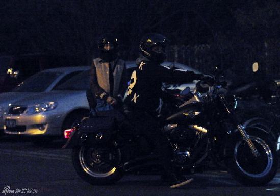 李晨深夜駕重機車帶張馨予兜風 身穿骷髏圖似飛車黨