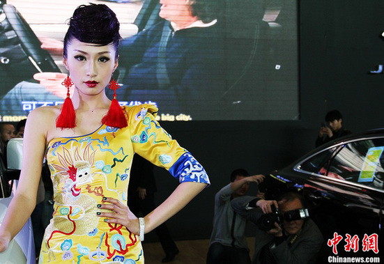 新疆春季車展美艷車模吸引眼球