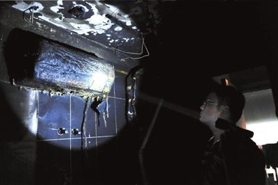 熱水器已經(jīng)被燒焦。京華時(shí)報(bào)記者徐曉帆攝 