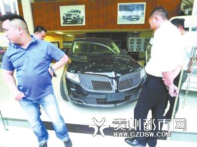 被砸的林肯越野車。