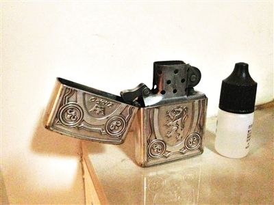 記者郵寄的燃油打火機(jī)和小瓶機(jī)油。