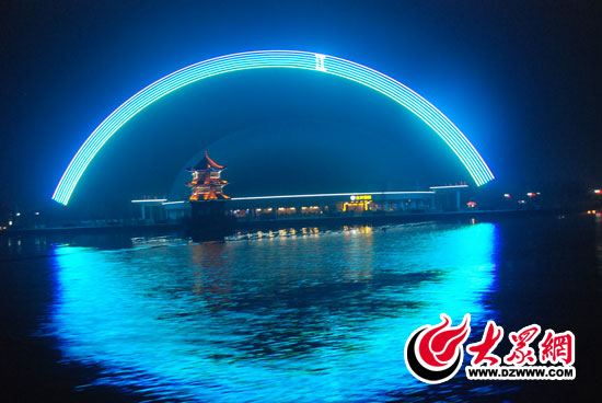 夜色中的宋代古城，顯得幽美神秘，水在城中，城在水中，水城一體，交相輝映。