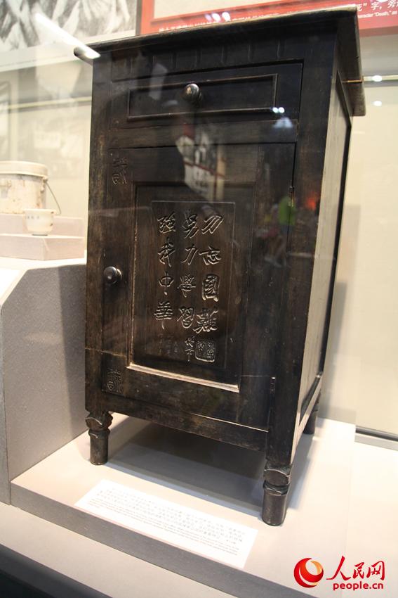 第七戰(zhàn)區(qū)長官部副參謀長傅常出川抗戰(zhàn)前給妻兒留下一封家書，其妻子將家書中的話刻在燈柜上以期長遠(yuǎn)流傳。邱越攝