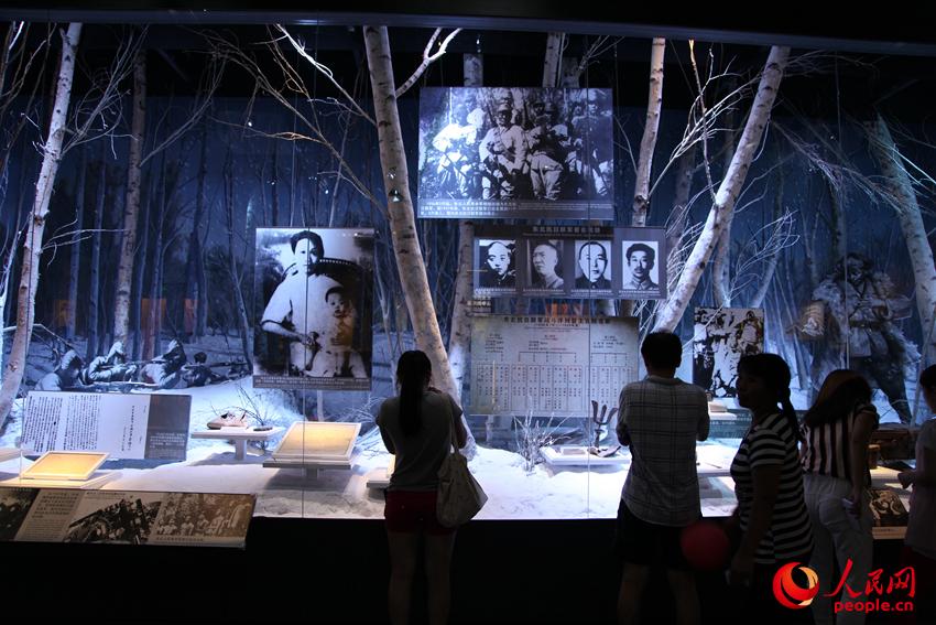 展廳中駐足參觀的觀眾。邱越攝