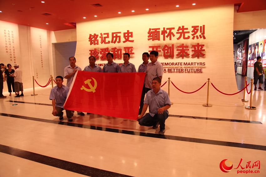 前來參觀的觀眾在館內(nèi)合影留念。邱越攝