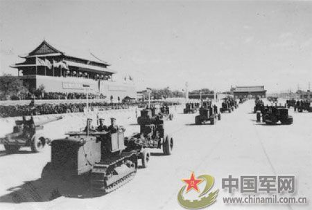 1951年國(guó)慶閱兵 給全國(guó)人民鼓舞士氣