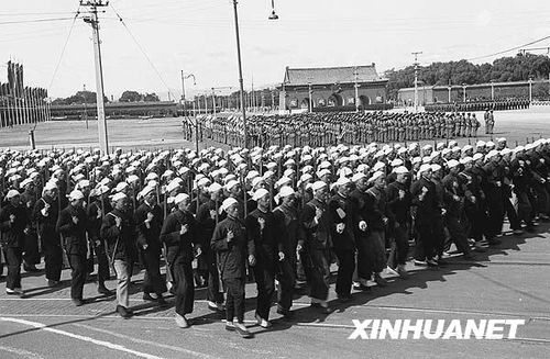 1951年國(guó)慶閱兵 給全國(guó)人民鼓舞士氣
