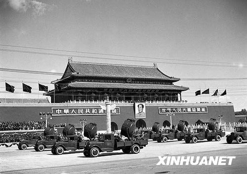 1951年國(guó)慶閱兵 給全國(guó)人民鼓舞士氣