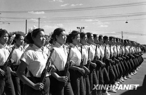 1958年國慶閱兵 民兵方隊規(guī)模空前