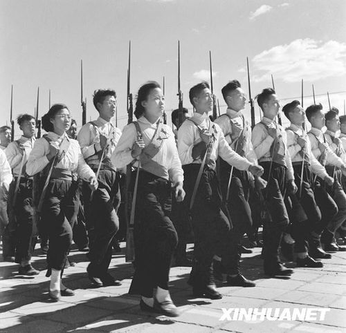 1958年國慶閱兵 民兵方隊規(guī)?？涨?組圖)