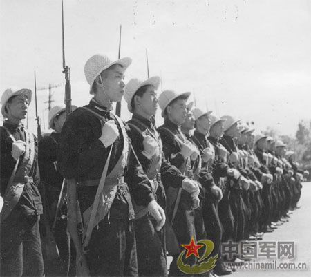 1958年國(guó)慶閱兵 民兵方隊(duì)規(guī)?？涨?組圖)