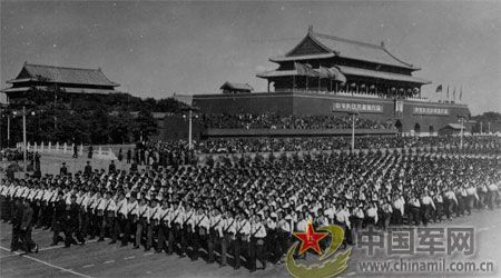 1958年國慶閱兵 民兵方隊規(guī)?？涨?組圖)