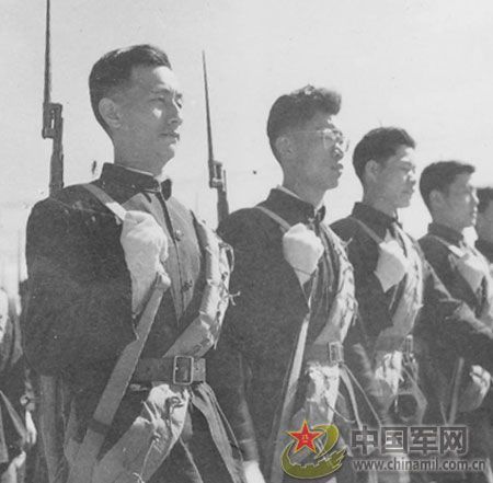 1958年國慶閱兵 民兵方隊規(guī)模空前(組圖)
