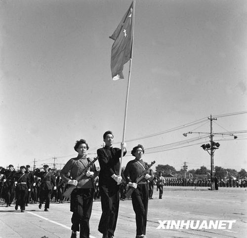 1958年國慶閱兵 民兵方隊規(guī)?？涨?組圖)