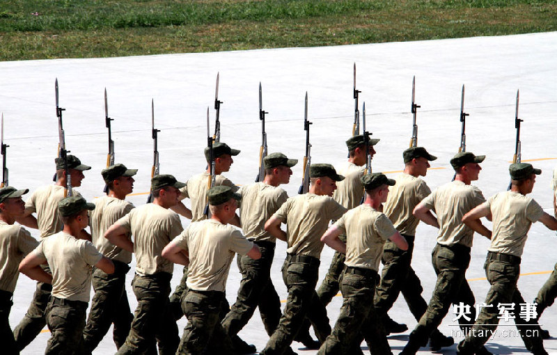 走進(jìn)抗戰(zhàn)閱兵外軍方隊(duì)營(yíng)地 拍遍17國(guó)外軍訓(xùn)練