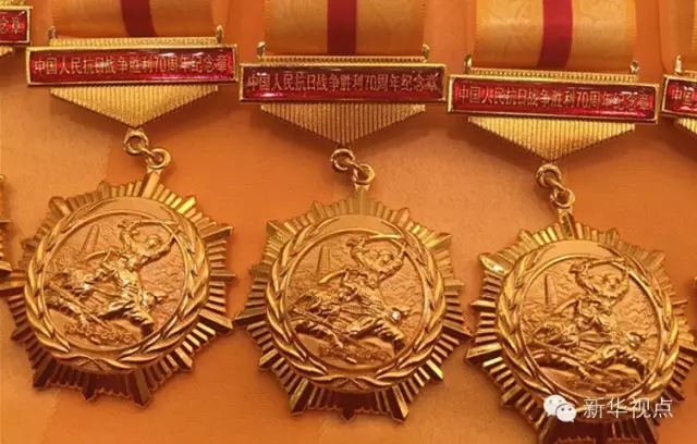 習(xí)近平總書記向誰頒發(fā)了紀念章