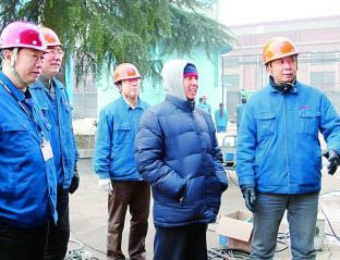 楊奎烈（右二）在除夕仍堅持工作。