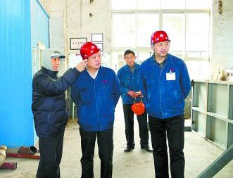 楊奎烈（左一）去世前38天來到制氧機(jī)安裝現(xiàn)場。