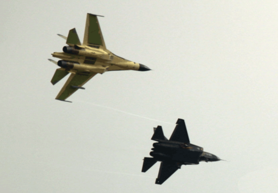 圖為AMF五代戰(zhàn)機(jī)在殲-11BS戰(zhàn)斗機(jī)的伴隨下飛行。